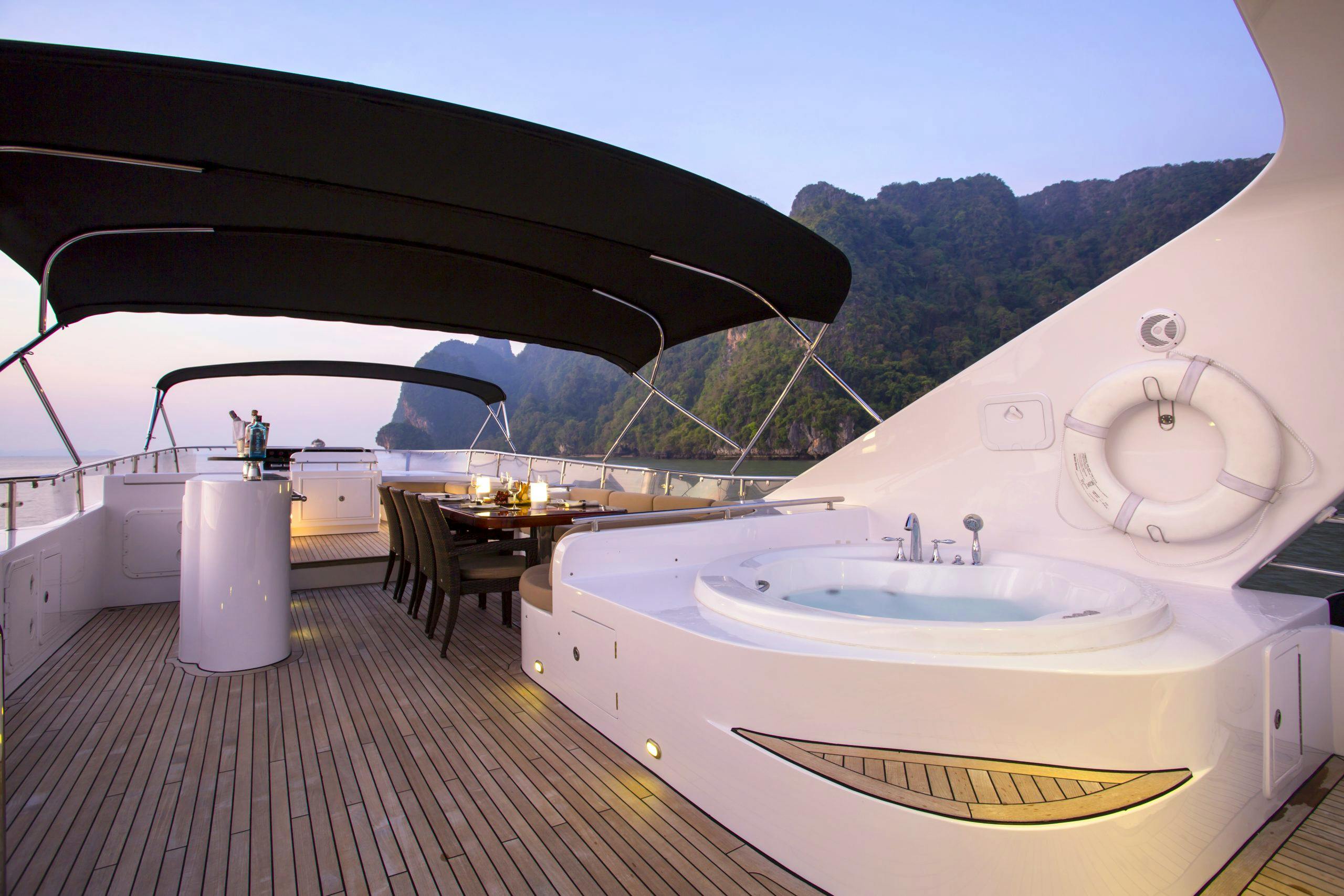 MIA KAI yacht charter 4