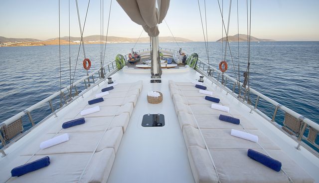 QUEEN OF SALMAKIS yacht charter 4