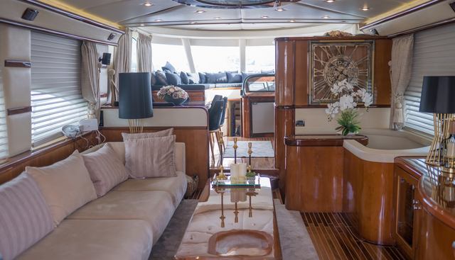 VIVA LOLA yacht charter 3