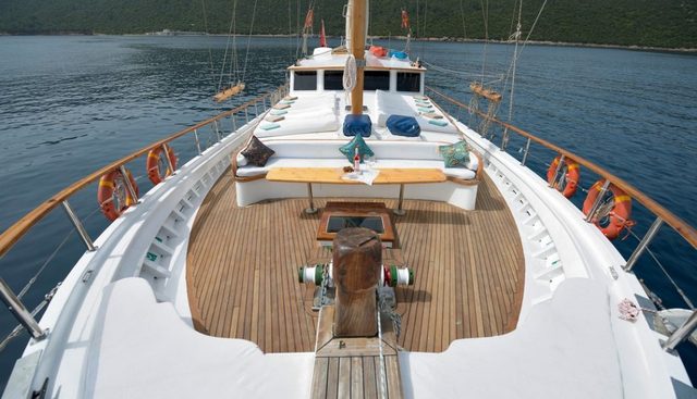 LA REINE yacht charter 3
