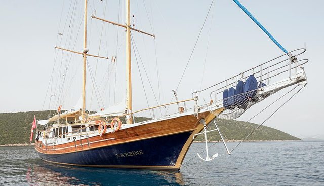 LA REINE yacht charter 5