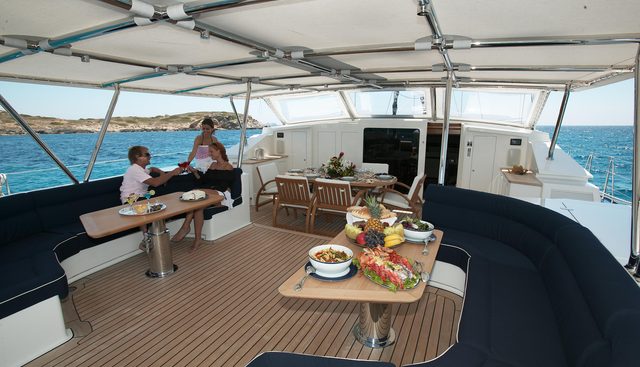 MUMU yacht charter 4