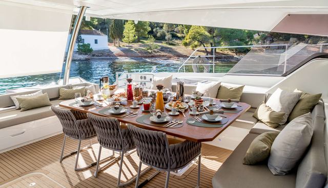 D2 yacht charter 5