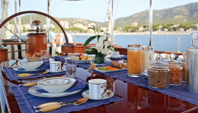 GWEILO yacht charter 4