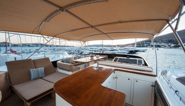 LADY LONA yacht charter 4