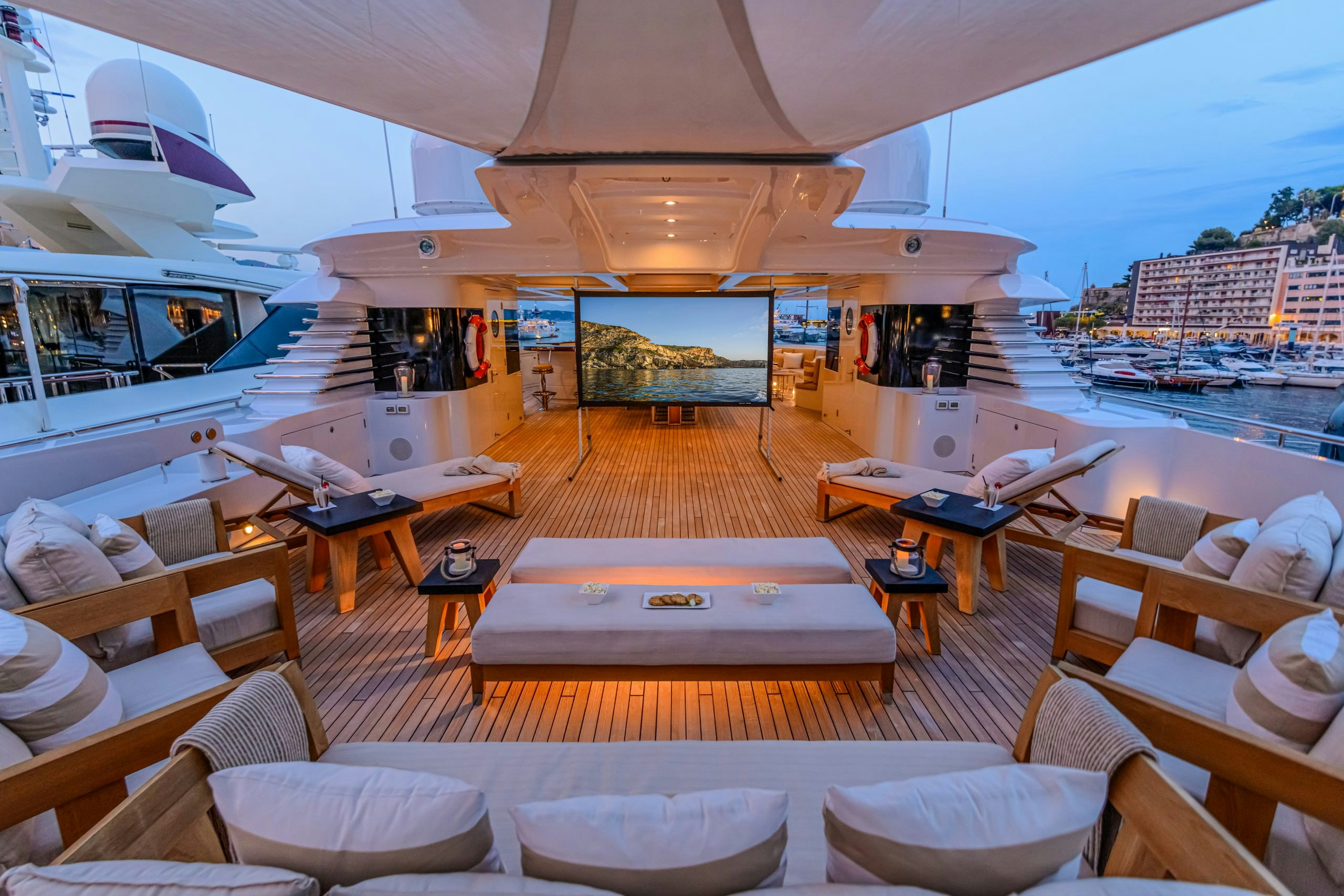 VICTORIA DEL MAR yacht charter 2