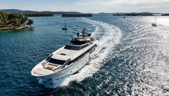 DESTINO yacht charter 2