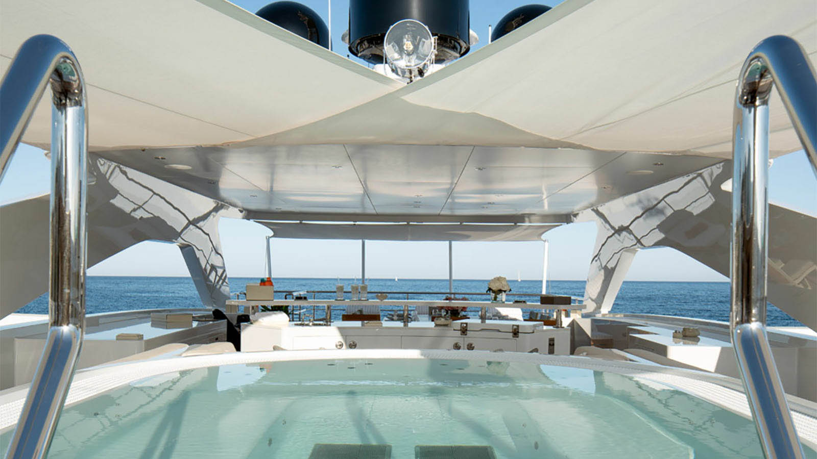 MOSKITO yacht charter 5