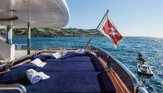 DESAMIS B yacht charter 4